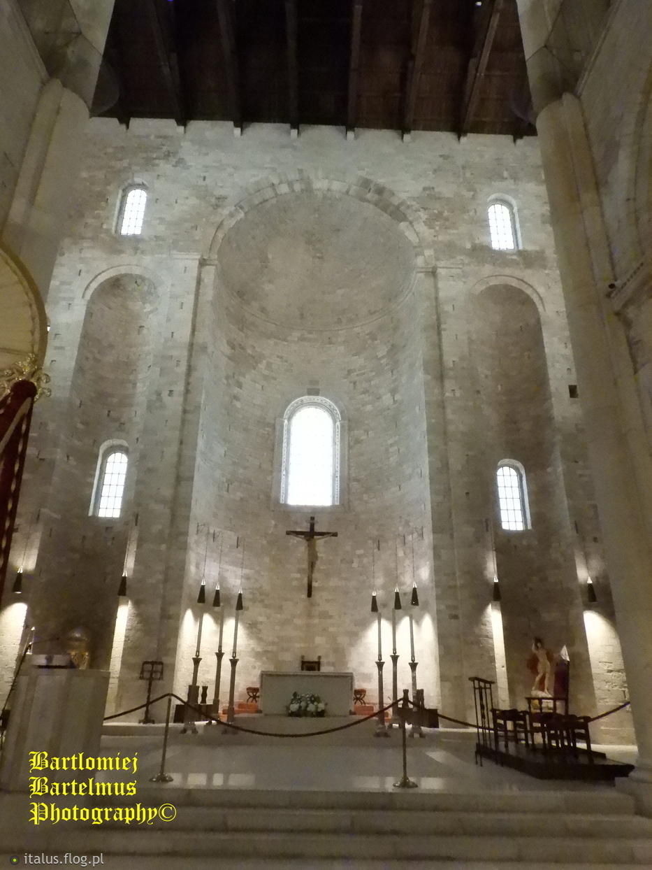 Trani, Basilica cattedrale di Santa Maria Assunta, Interno del transetto, 28.05.2024.