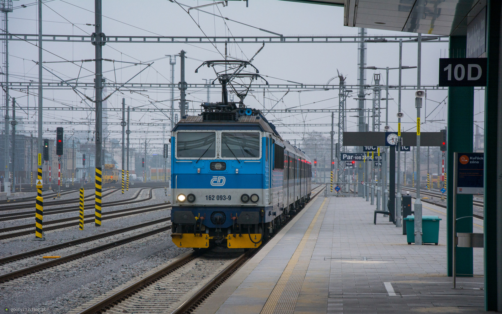 162 093-9