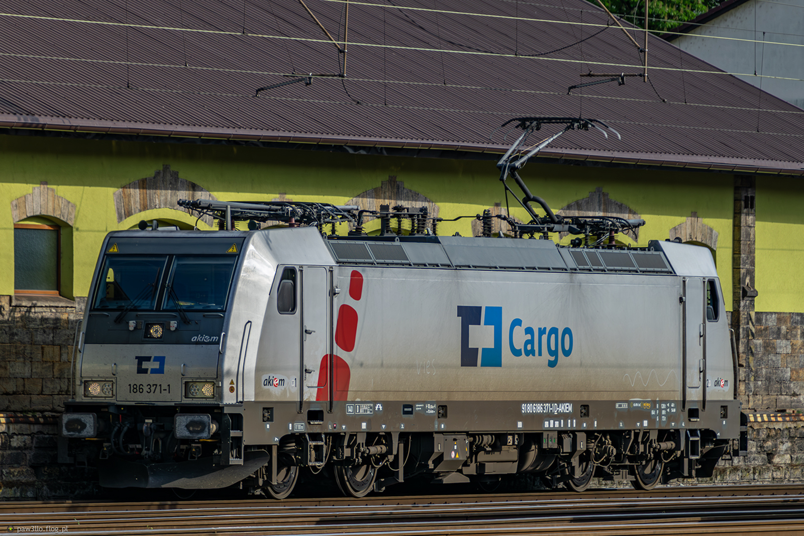 186 371-1