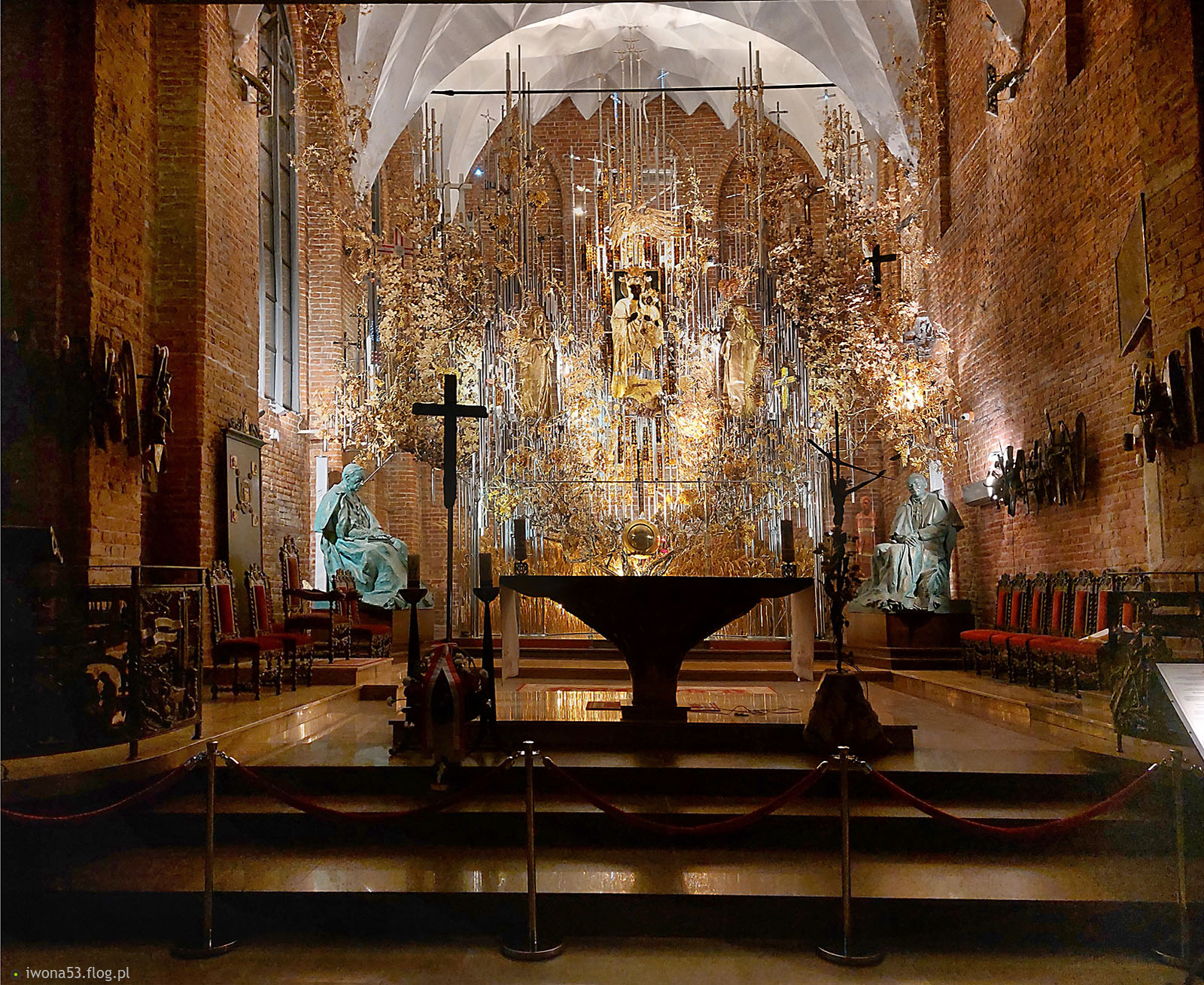 W ŻYCIU MOŻE ZABRAKNĄĆ NAM WIELURZECZY, ALE ABY NIGDY NIE ZABRAKŁO NAM SERCA I ŻYCZLIWOŚCI DLA DRUFIEGO CZŁOWIEKA.