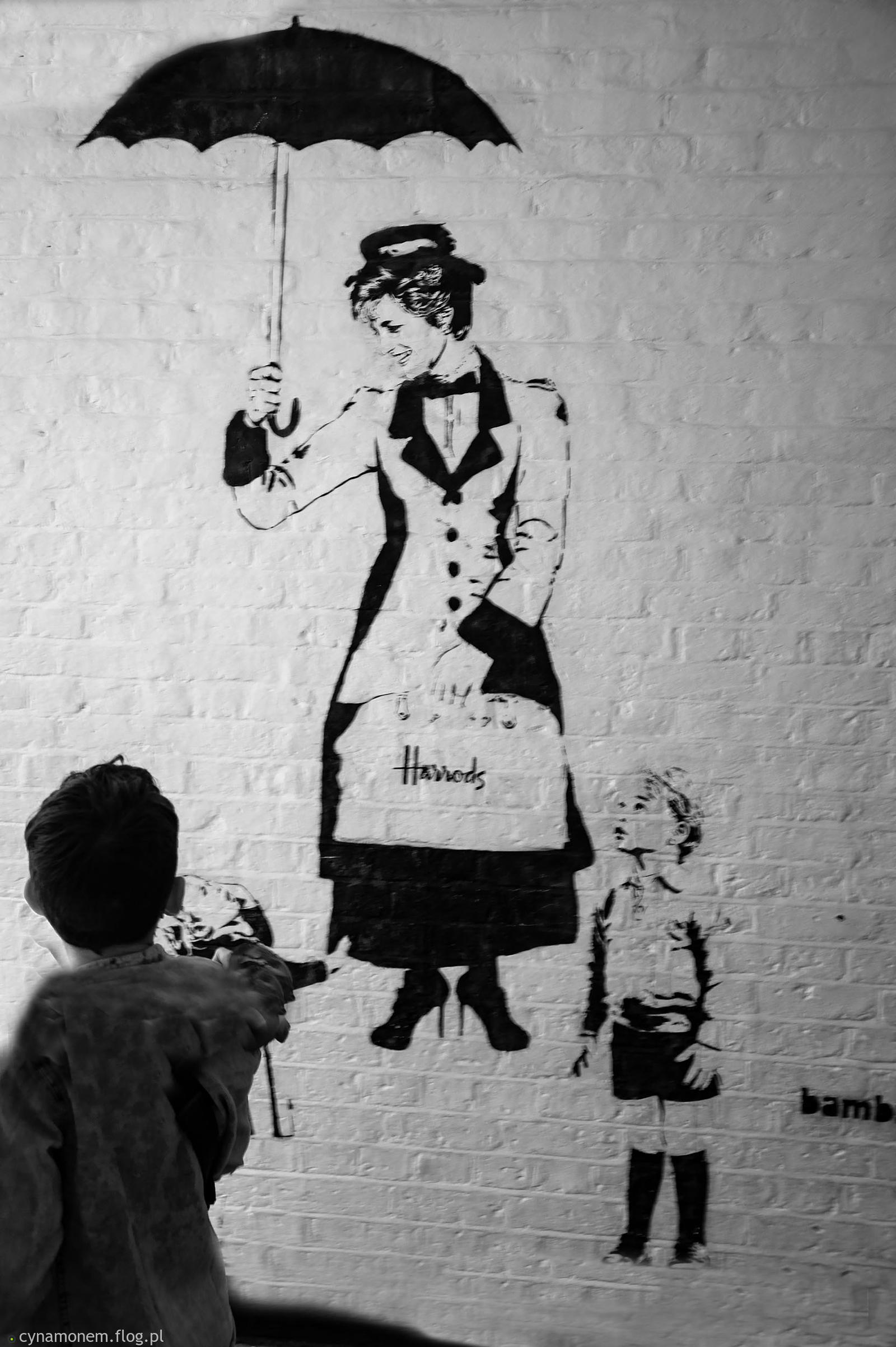 Otoczona znajomymi twarzami bez imion