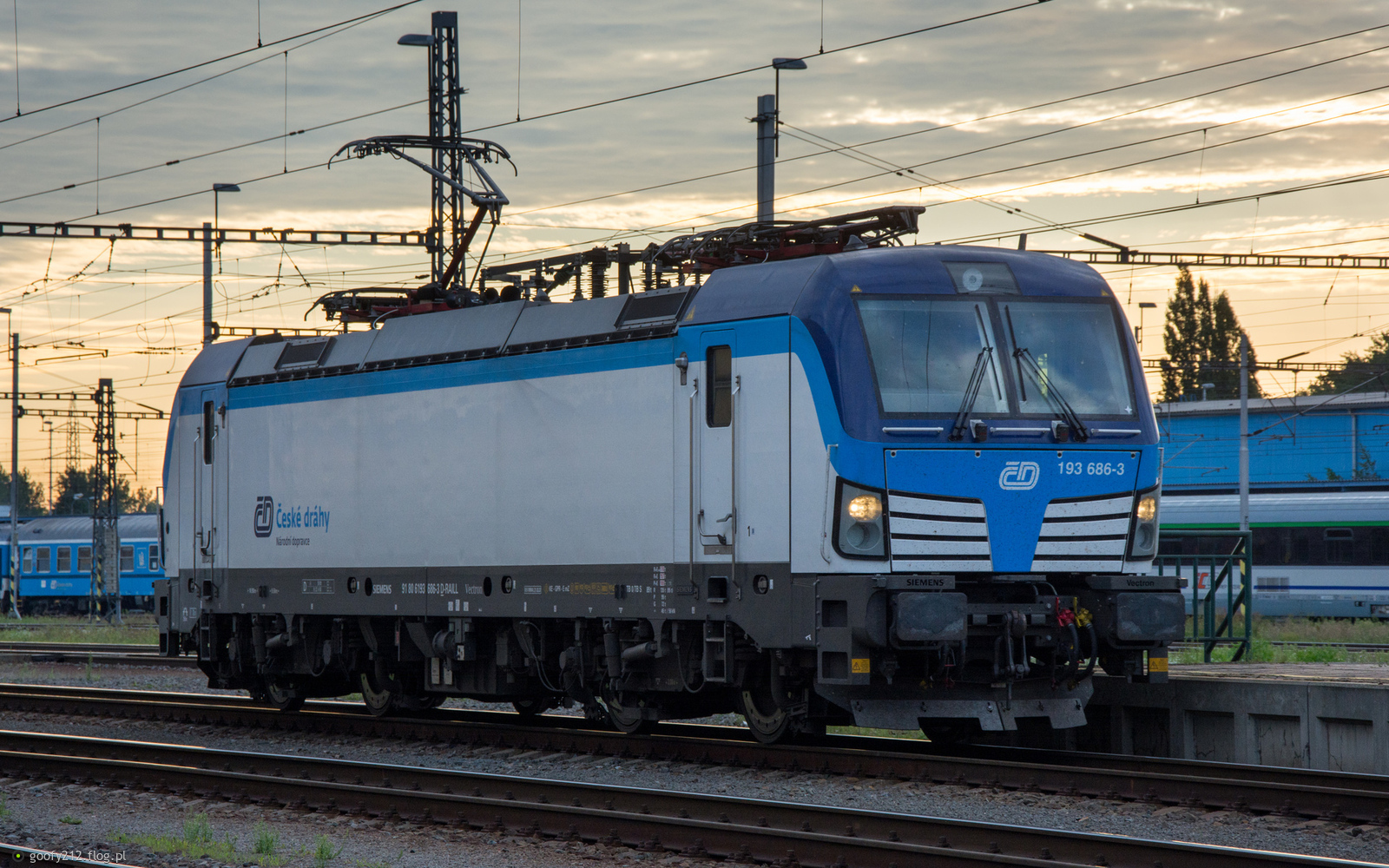 193 686