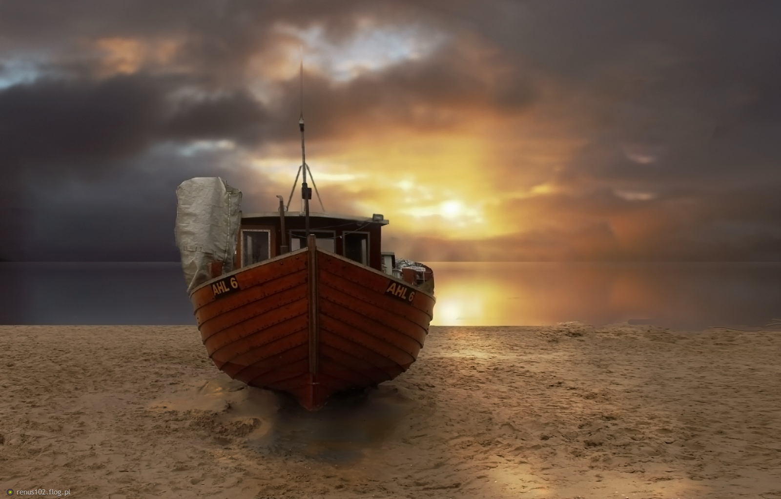 "Codzien­ność kołysze się na fa­li przyzwyczajenia. Przypływy po­ranków, odpływy zachodów"