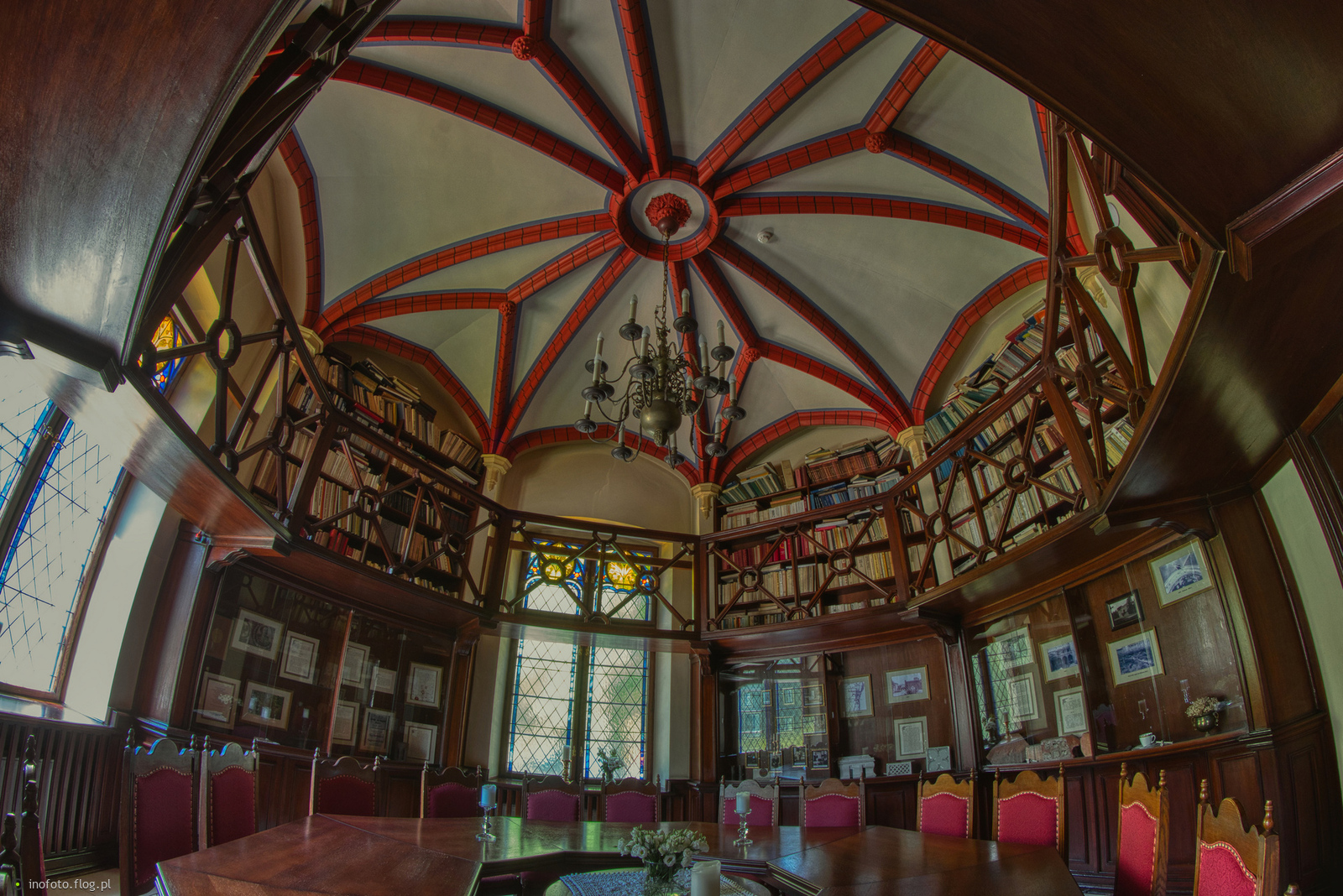 Przy okrągłym stole- zamek Korczowa