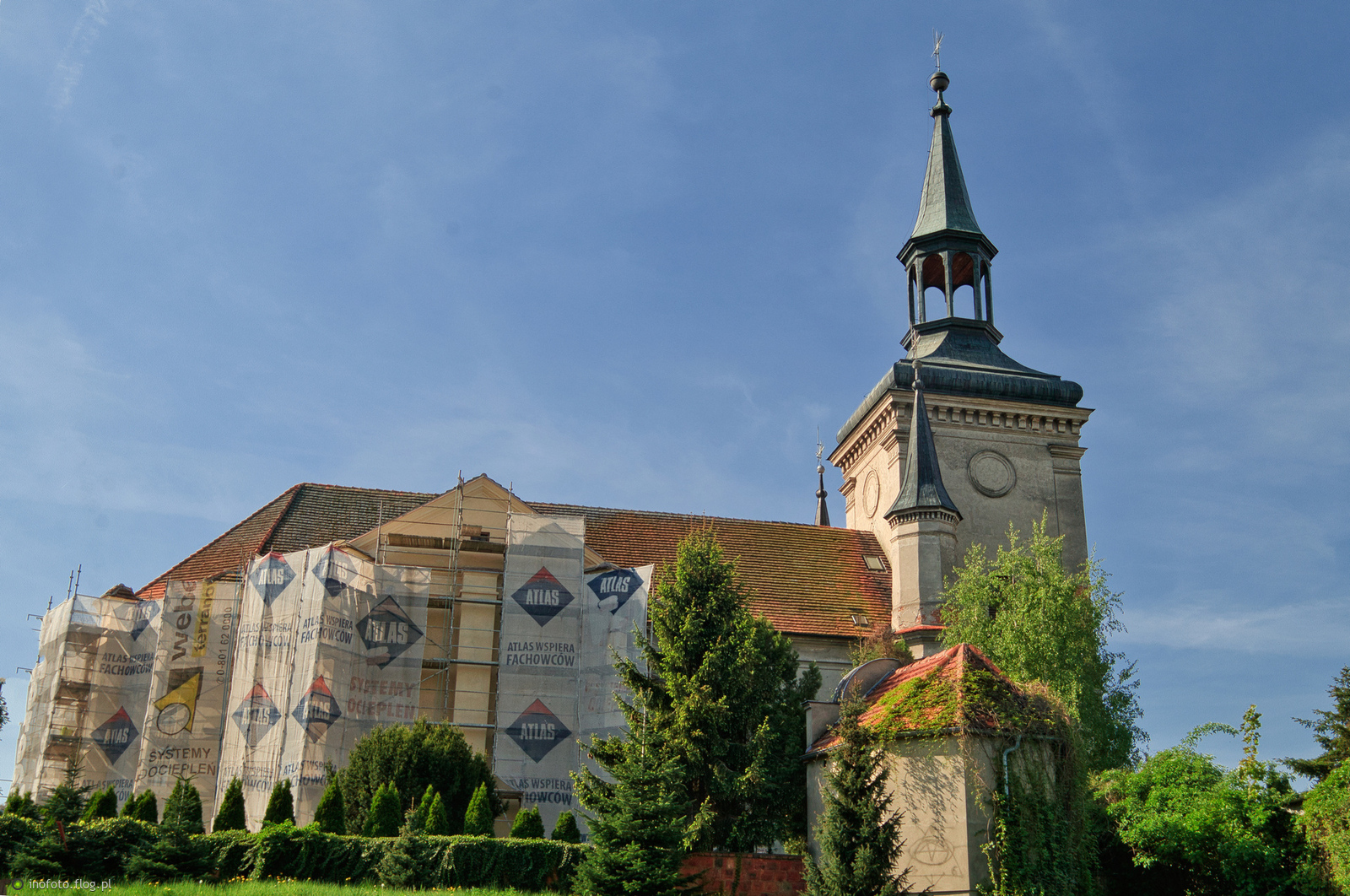 Niedzielnie - Kościół parafialny pod wezwaniem Świętej Trójcy w Osiecznej