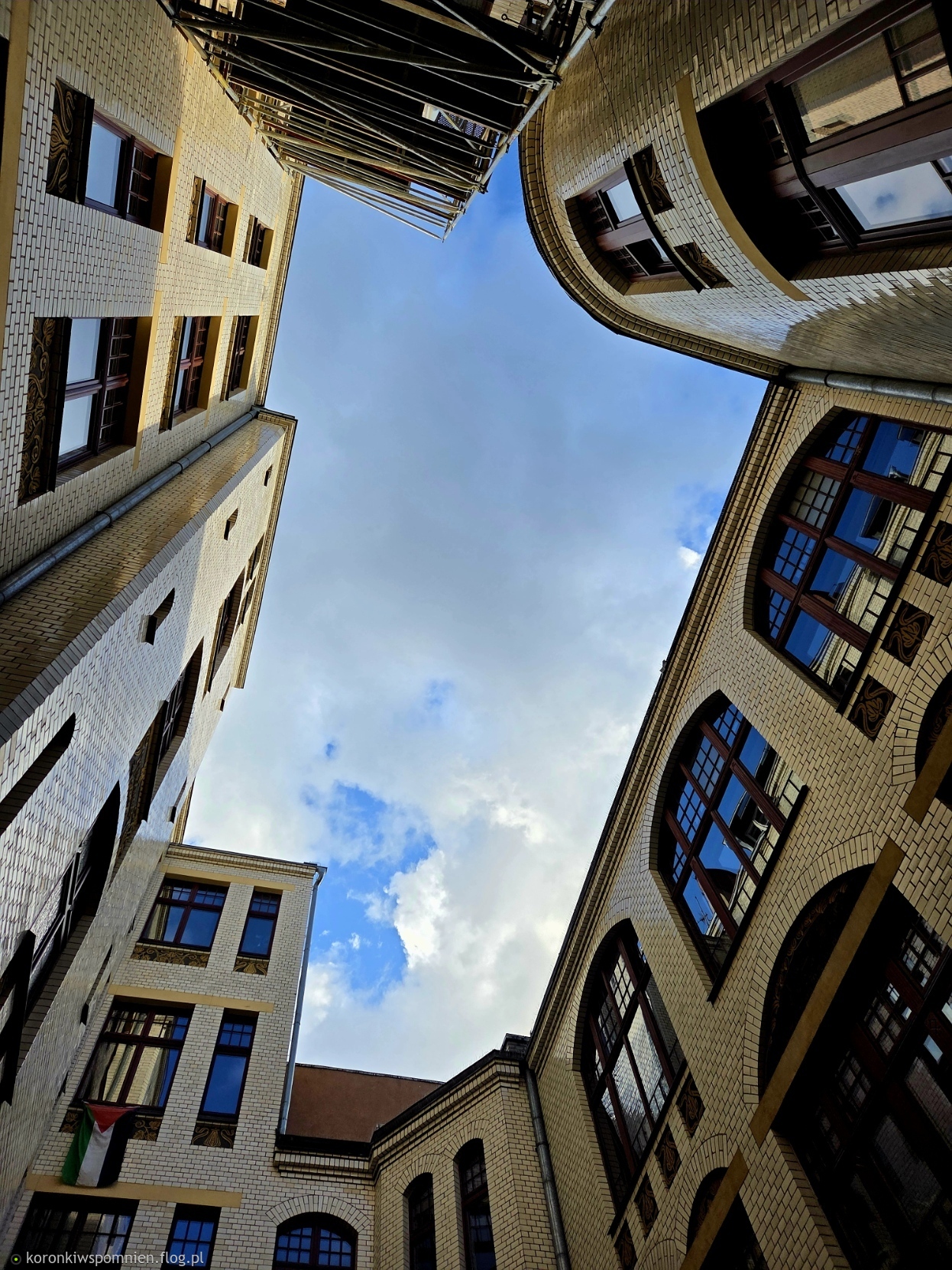 Studzienka na Szewskiej 51 we Wrocławiu i jej wnętrze:) Pozdrawiam cieplutko:)