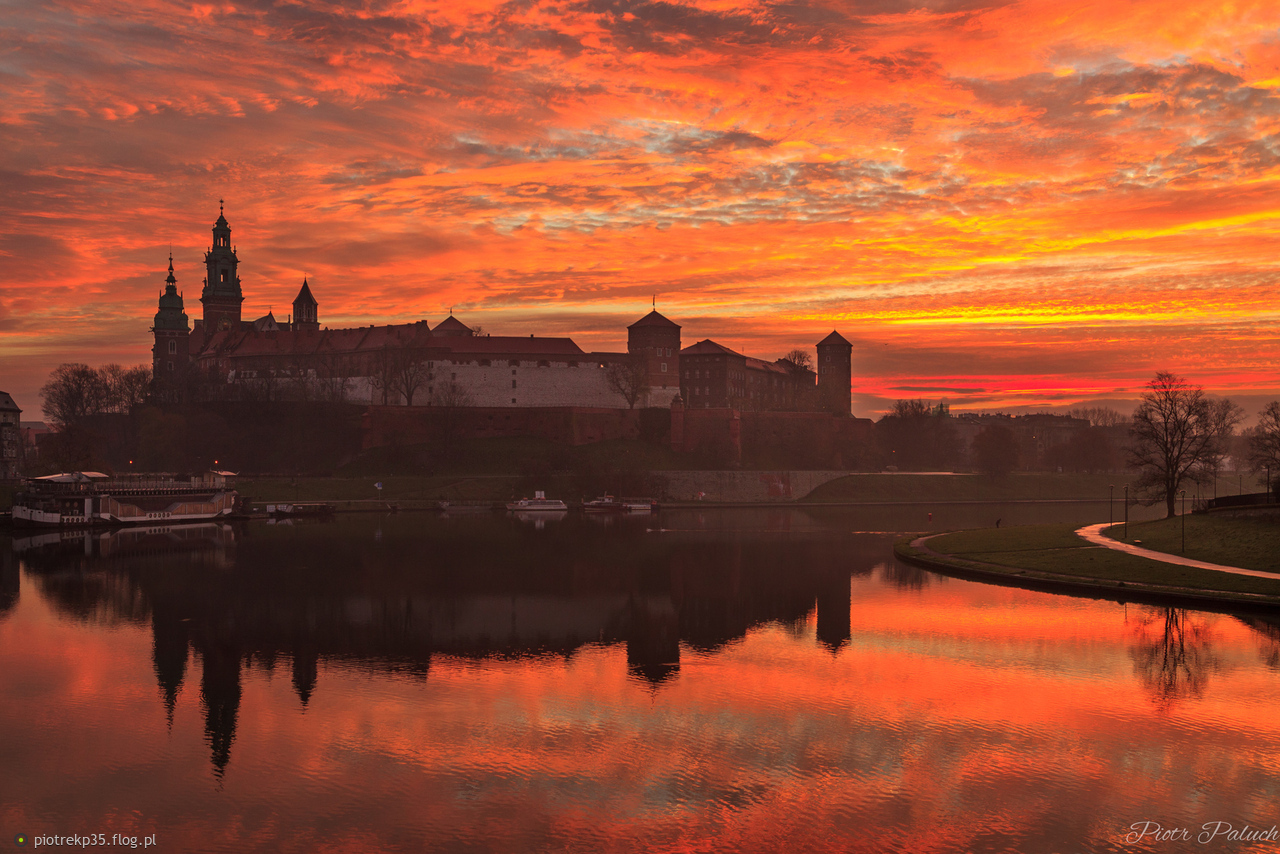 Listopadowy, ognisty wschód słońca pod Wawelem