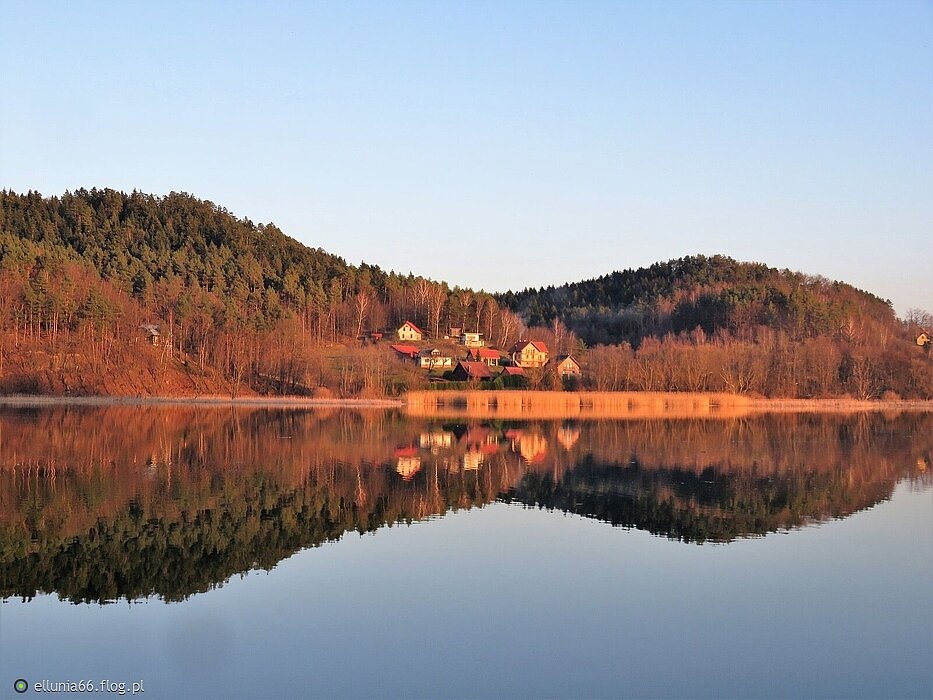 Widok fragmentu linii brzegowej jeziora Czchowskiego z promu- jesienią i późną wiosną .