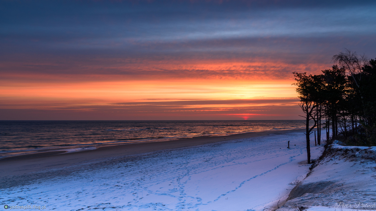 Zimowy poranek na plaży w Juracie
