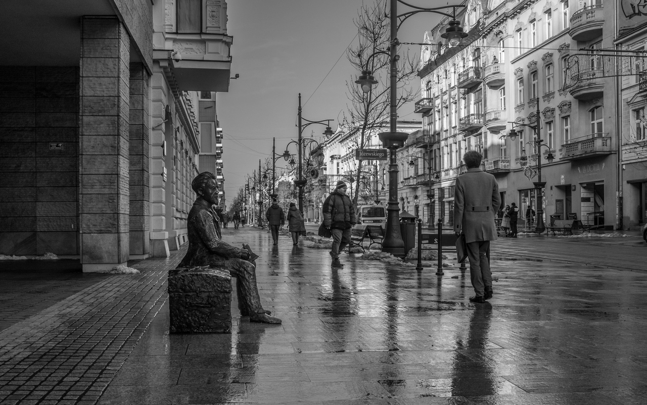 A on tak tylko siedzi i obserwuje