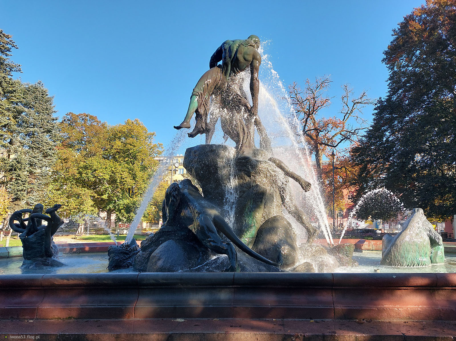 ŻYCIE JEST JEDNĄ Z NAJTWARDSZYCH ZE SZKÓŁ.NIGDY NIE WIESZ W KTÓREJ JESTEŚ KLASIE I JAKI BĘDZIE KOLEJNY EGZAMIN. NIE MOŻESZ TEŻ ŚCIĄGAĆ BO NIKT INNY NIE MA TYCH SAMYCH PYTAŃ CO TY.
