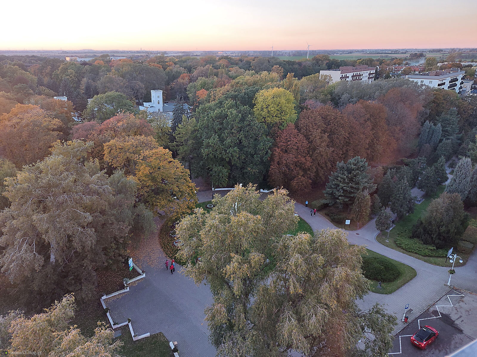 NIE CZEKAJ AŻ ŻYCIE STANIE SIĘ ŁATWE. BĄDŹ SZCZĘŚLIWYM BO CZAS NIE ZATRZYMUJE SIĘ DLA NIKOGO.