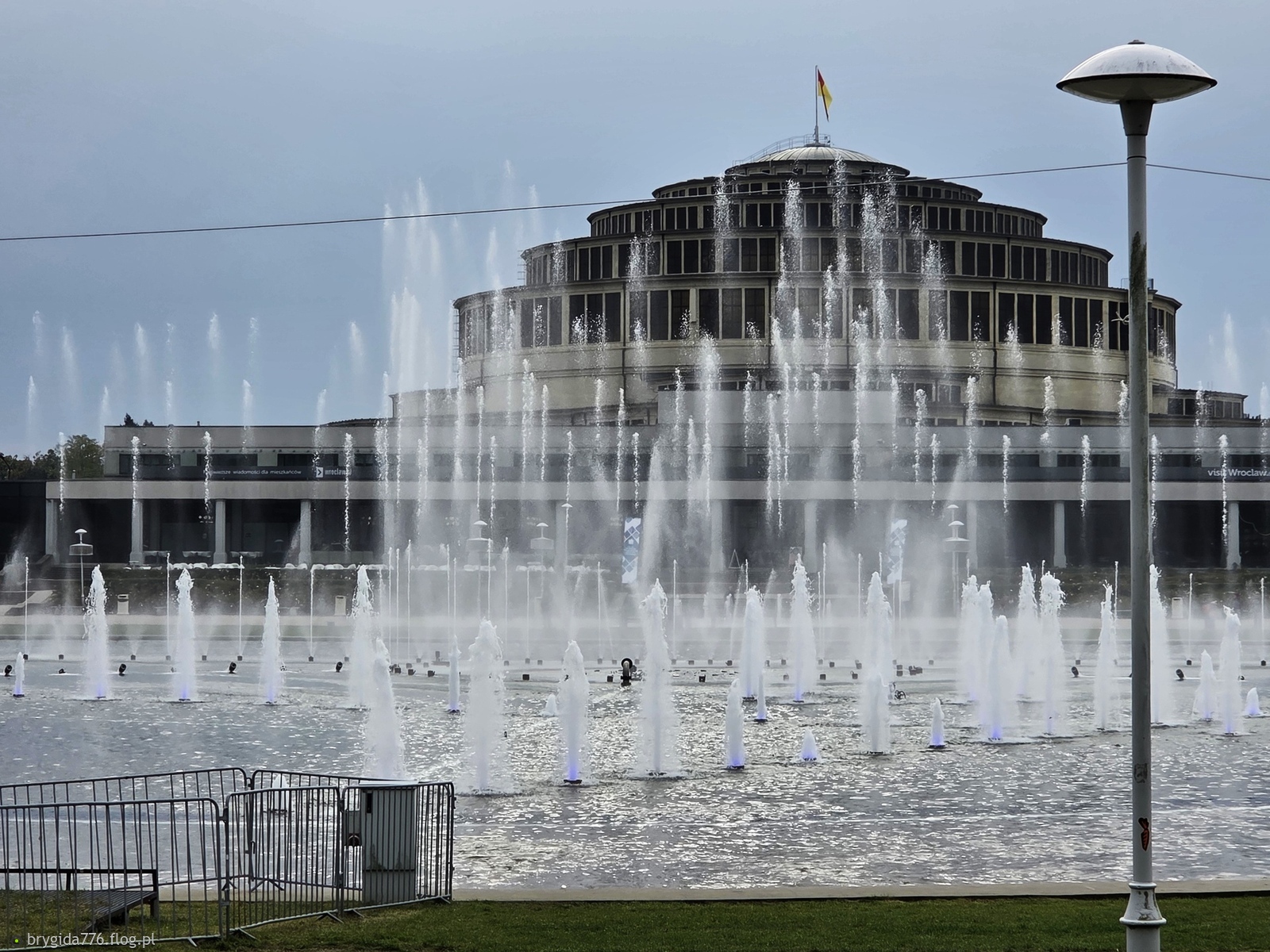 Hala Ludowa za wodną zasłoną...