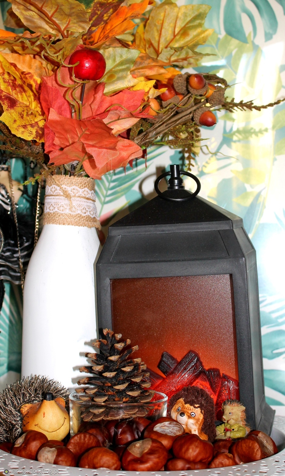 Kruche bukiety stoją w wazonach w kolorach brązu, ochry, czerwieni...🍁🍂🍁