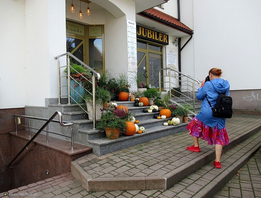 Wszędzie świętują, a plecak Iluki już ciężki od cukiereczków