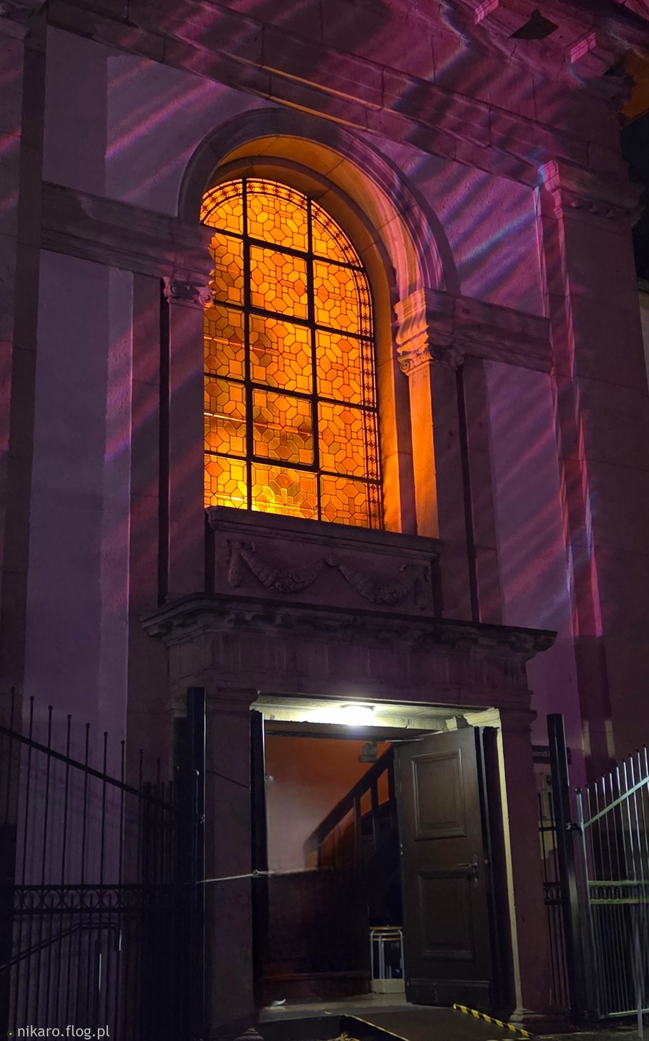 W życiu jest miejsce na mrok i na światło...