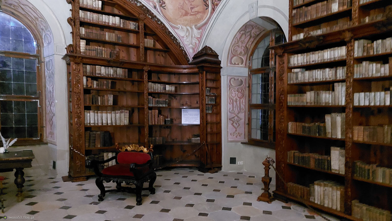 ŻAGAŃSKA BIBLIOTEKA KLASZTORNA JEDNO Z PIĘKNIEJSZYCH WNĘTRZ JAKIE MIAŁAM PRZYJEMNIŚĆ ODWIEDZIĆ.