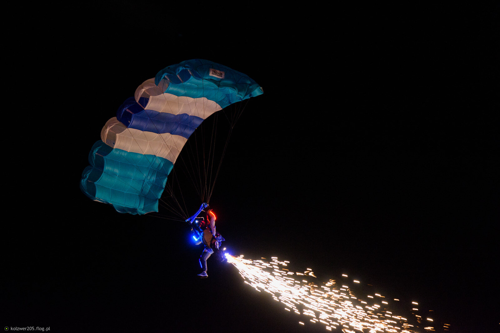 AirShow Rudniki 2025 - pokazy nocne - spadochroniarze