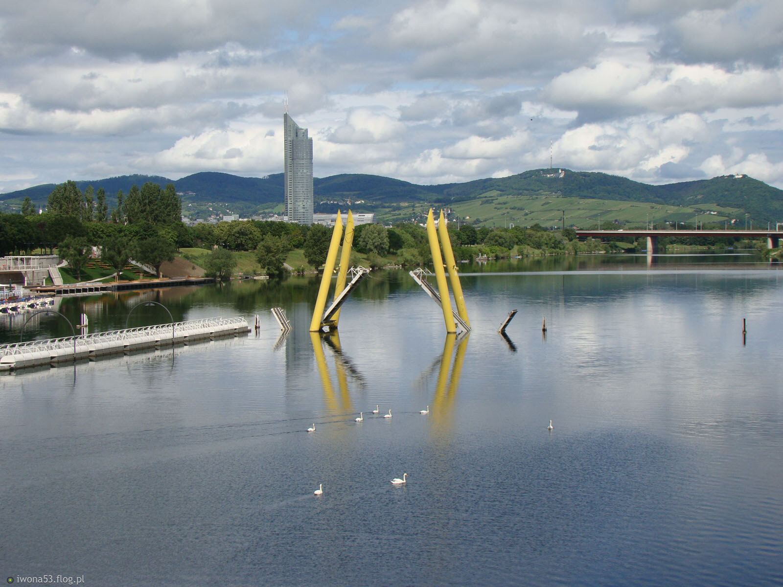 ROZMOWA Z DOBRYM PRZYJACIELEM NIGDY NIE JEST STRATĄ CZASU.
