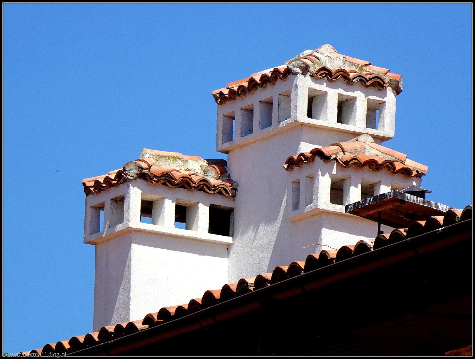 Neseber - kominy, jak pałace.