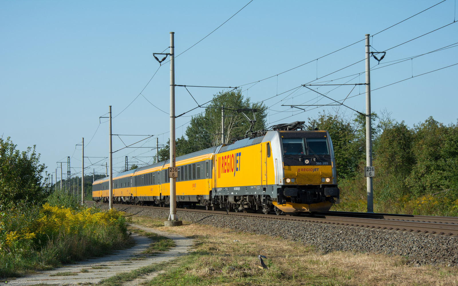 386 203