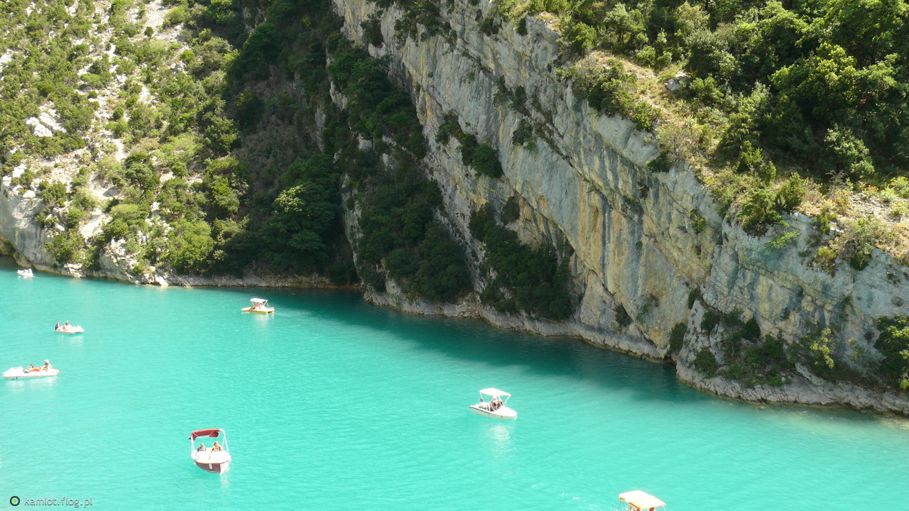 Jezioro Świętego Krzyża (Lac de Sainte-Croix)! To jedno z najbardziej malowniczych i niesamowitych miejsc w całej południowej Francji.