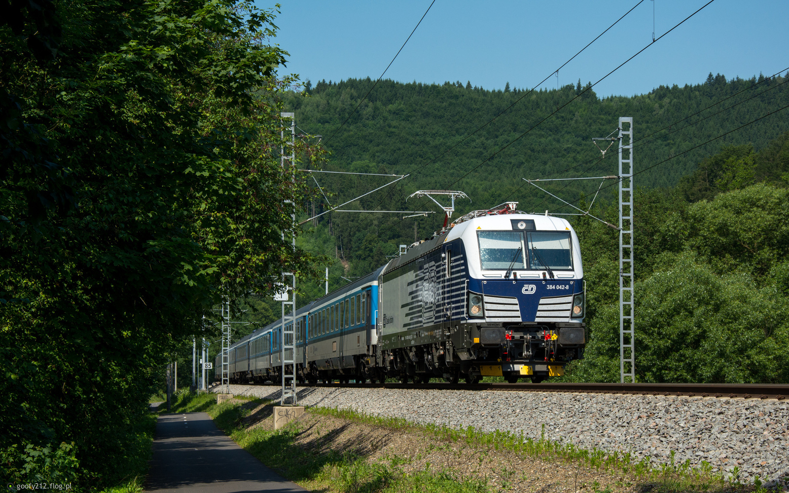 384 042