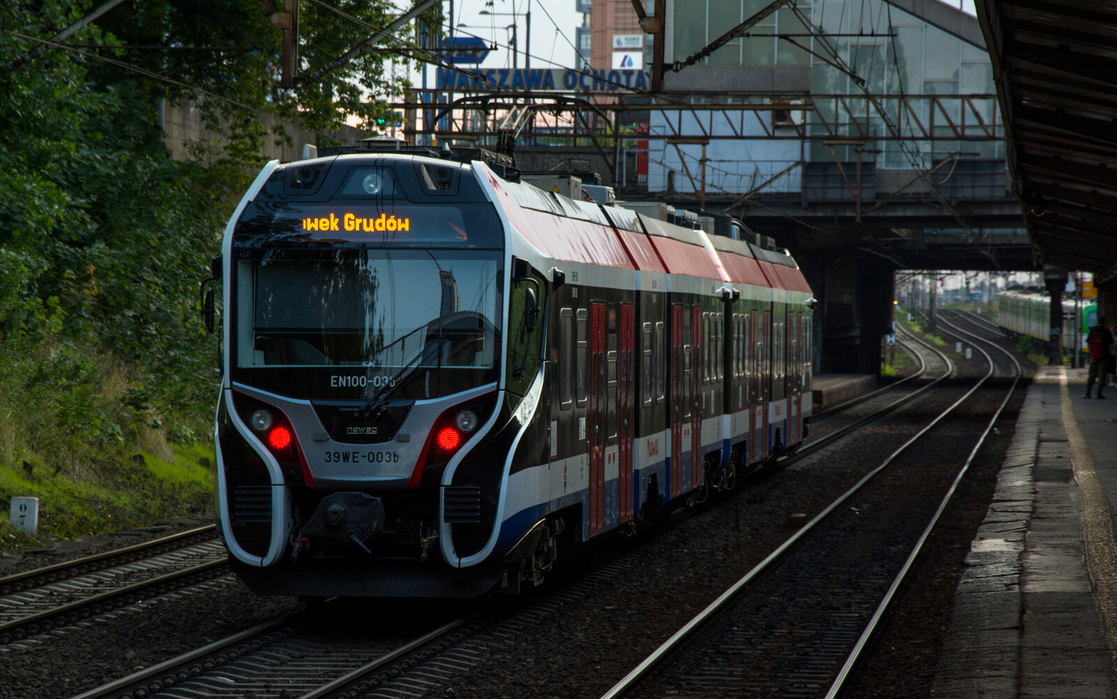 EN100-003